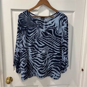 Clara Sun Woo Women’s 3/4 Sleeve Blouse Size Large Navy/Lt Blue Zebra Print EUC